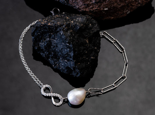 One pearl bracelet THEA